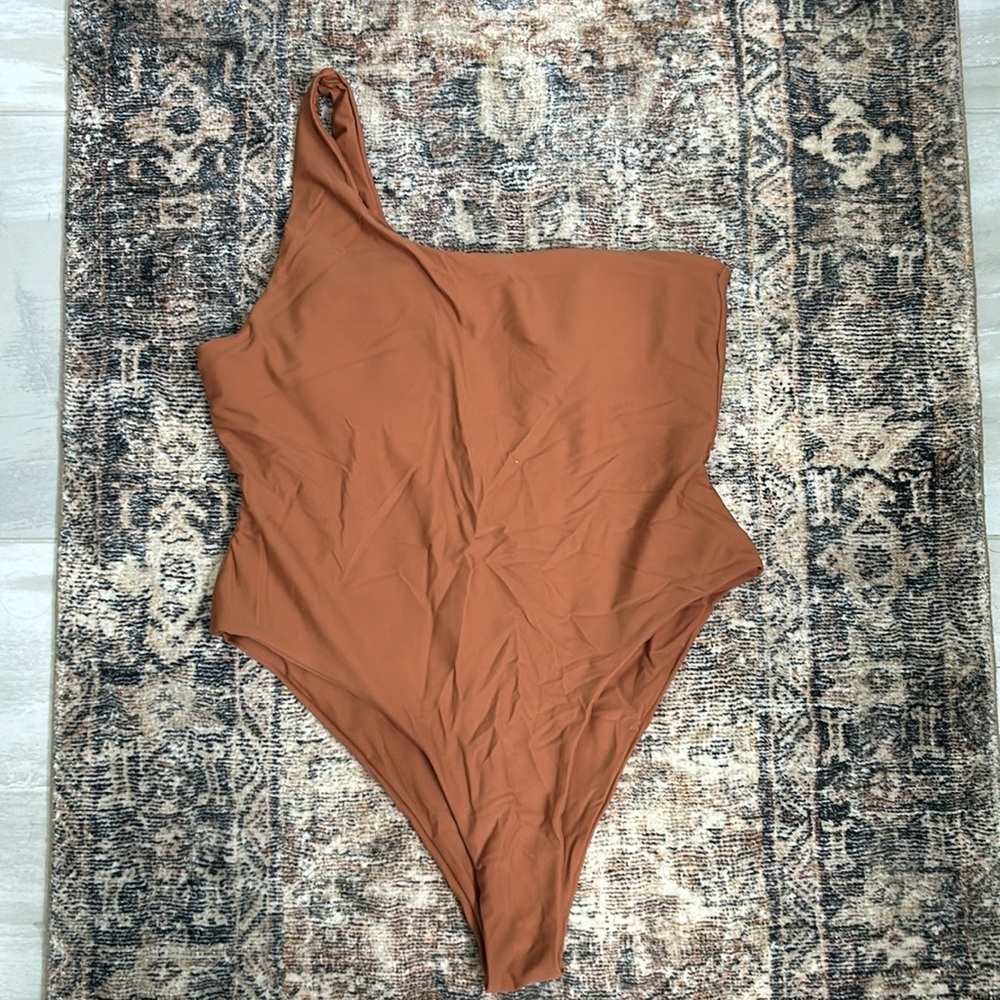 Chic One-Shoulder Swimsuit in Warm Hue